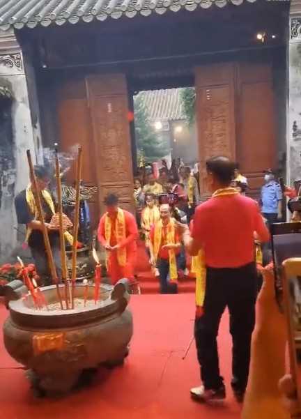 苏炳添是苏轼的后代（苏炳添携全运金牌回乡祭祖）