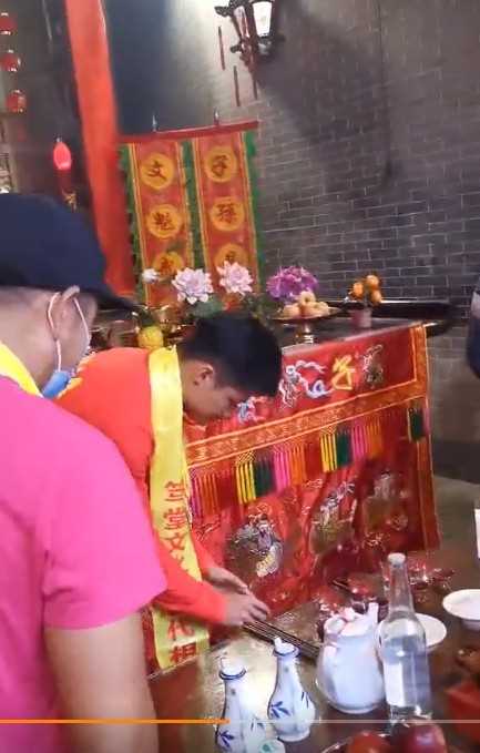 苏炳添是苏轼的后代（苏炳添携全运金牌回乡祭祖）