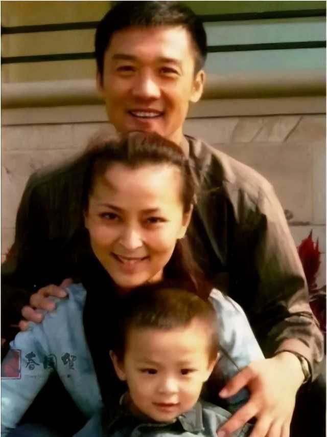 黄志忠个人资料简介（黄志忠婚后抛弃结婚13年妻子）