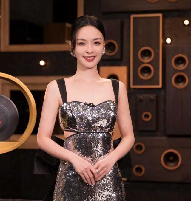 白金裙子照片（著名女主持李莎旻子晒出白金低胸长裙）