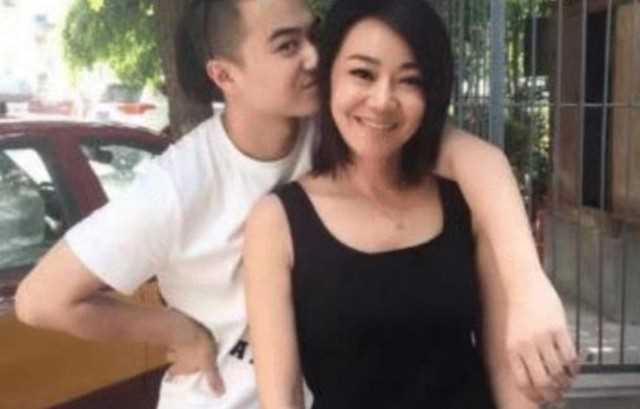 闫妮的个人资料（邹伟娶妻生子闫妮至今未婚）