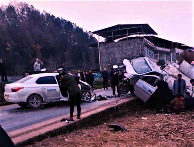 四川一教练车与环卫车相撞致3死 教练车车头受损严重