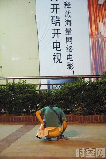 实拍街头职业“求助”女,再次开始埋头写字