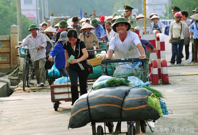 直击：中越边境，赶早“闯关”来中国的越南女人,直击：中越边境，赶早“闯关”来中国的越南女人