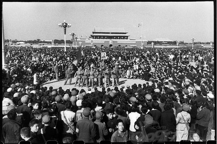 150万红卫兵见毛主席真实场面,1966年10月，从全国各地大串连到北京的红卫兵，齐聚“世界革命的中心”——天安门广场，他们在狂热地颂扬伟大领袖毛主席，大跳忠字舞，高唱忠字歌，向“红太阳”表忠心。(李振盛摄影)