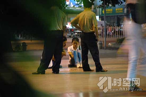 实拍街头职业“求助”女,遇到个同行，蹲下来与同行进行交流