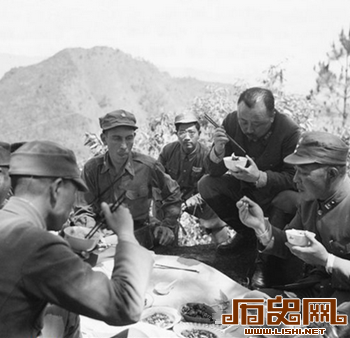 高级将领的午餐比士兵丰盛一些，图为松山前线，右二卫立煌