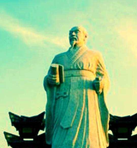他在位两年办了两件事，一件影响秦国三百年，一件影响华夏两千年