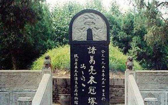 1700多年过去，为何诸葛亮的墓无人敢盗？墓旁的大树太邪门了！