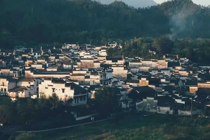 顺着光的指引向上看中国古建筑中的“天井”