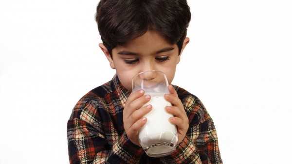 四岁宝宝喝纯牛奶能吸收吗