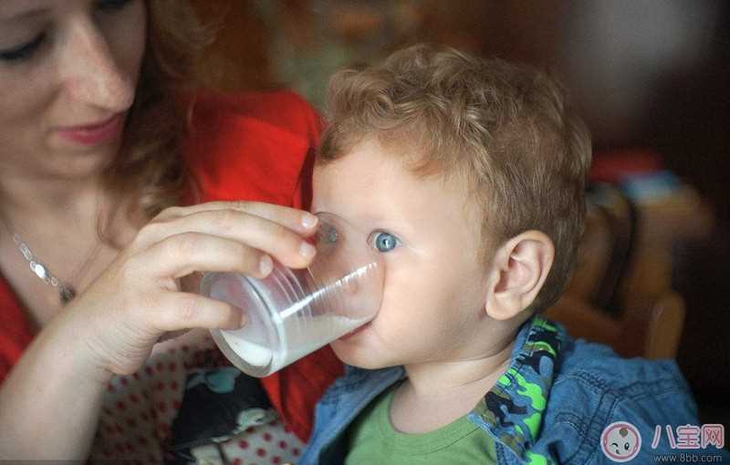 婴儿多大可以喝类似蒙牛伊利的成品奶 为什么宝宝3岁以内不要喝牛奶
