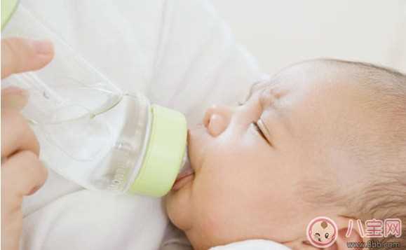 宝宝喝水的正确打开方式  别再盲目喂水了