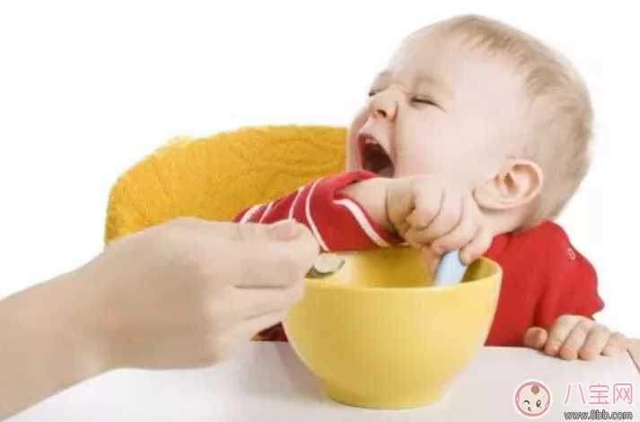 老人要早点给宝贝添加辅食怎么说 宝宝可以加辅食的反应