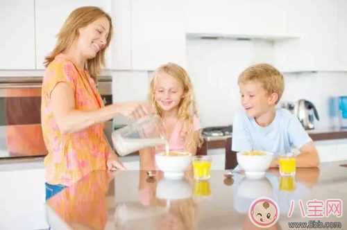 小孩喝牛奶和糖一起煮好吗 牛奶喝的越多越能补钙吗