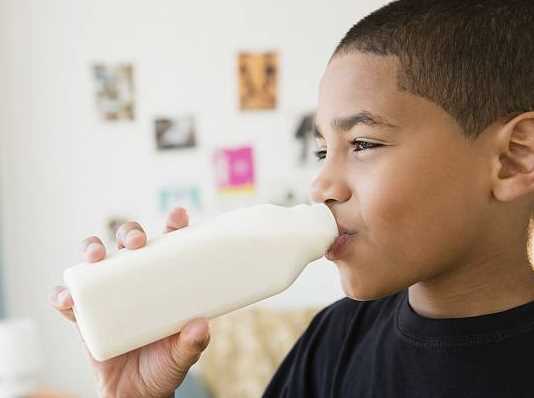 早上喝牛奶好还是晚上喝牛奶好 晚上最好是睡前1小时左右喝