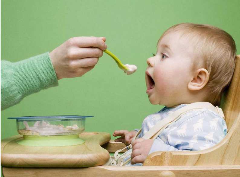 六个月可以喝果汁吃固体食物吗 喂什么给宝宝吃最好