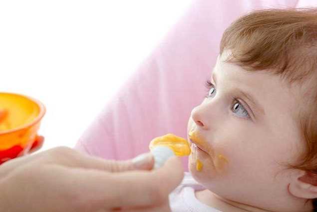 宝宝辅食添加过晚有什么危害 宝宝可以添加辅食的信号