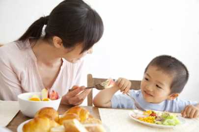 宝宝要追着喂饭怎么办 让宝宝自己吃饭的方法