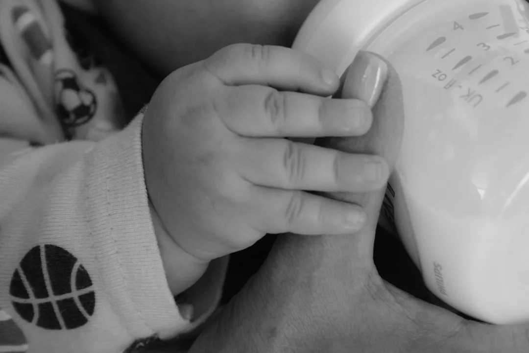 孩子吃配方奶不容易醒是什么原因 孩子吃母乳容易醒正常吗