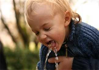 宝宝喝水的正确打开方式  别