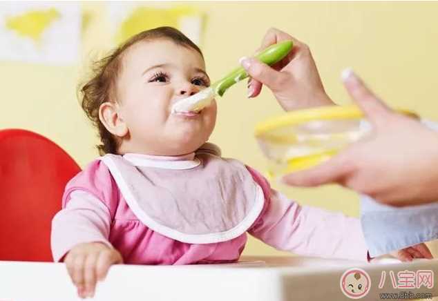 给宝宝添加辅食怎么加比较好 怎么做可以让孩子不出问题