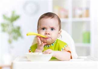 母乳喂养哪个阶段给宝宝添加辅食 怎么判断宝宝需不