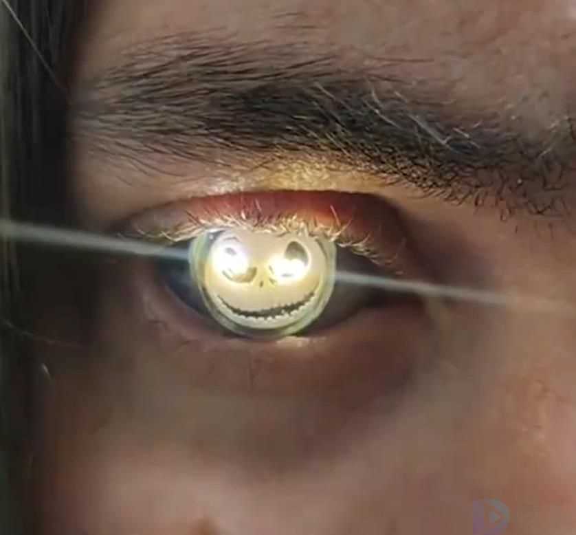 美国一男子将义眼改装成手电筒 超长续航20小时