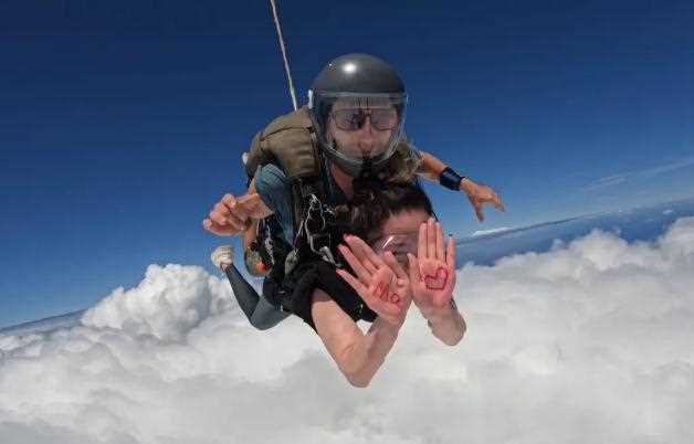 跳伞和过山车哪个吓人？双人跳伞100%安全吗？