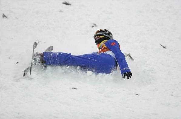 滑雪时摔倒应采取什么安全措