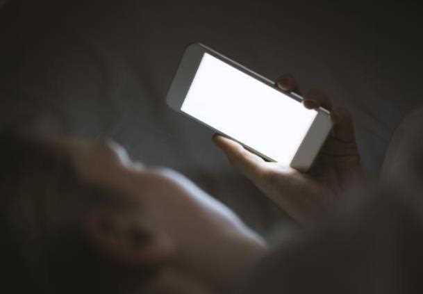 关灯看手机会导致黄斑病变吗 关灯看手机眼睛会青光